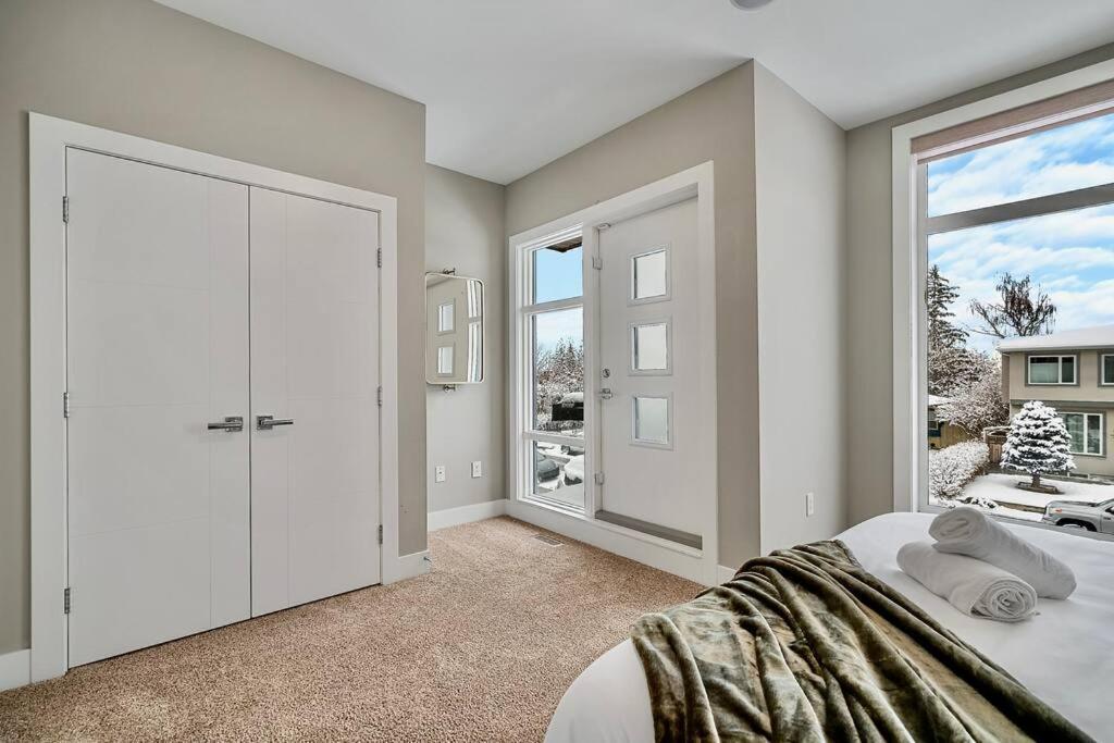 Luxury Cityscape Retreat With Hot Tub Holiday home Calgary