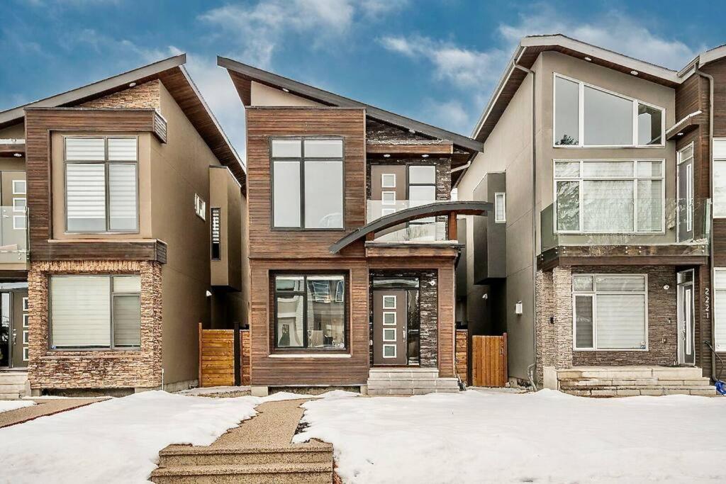 Luxury Cityscape Retreat With Hot Tub Holiday home