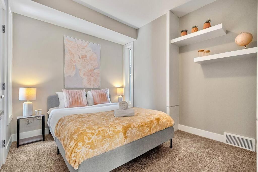 Luxury Cityscape Retreat With Hot Tub Holiday home Calgary