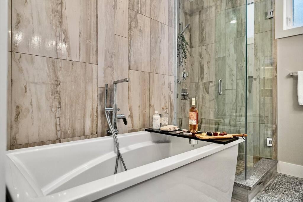 Luxury Cityscape Retreat With Hot Tub Calgary