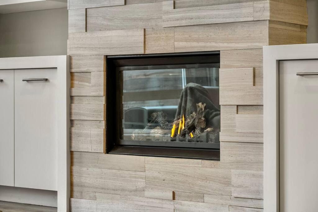 Luxury Cityscape Retreat With Hot Tub Holiday home *