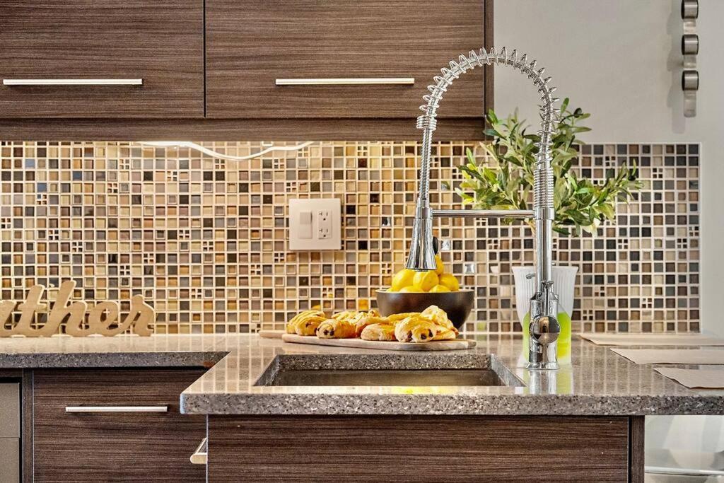 Luxury Cityscape Retreat With Hot Tub Holiday home Calgary