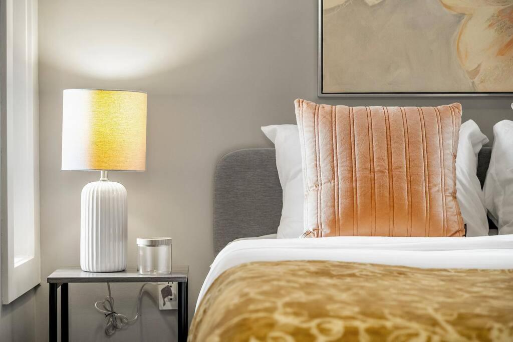 Luxury Cityscape Retreat With Hot Tub * Calgary