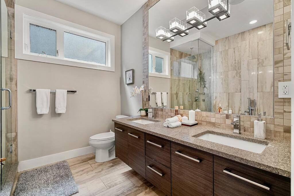 Luxury Cityscape Retreat With Hot Tub Holiday home *