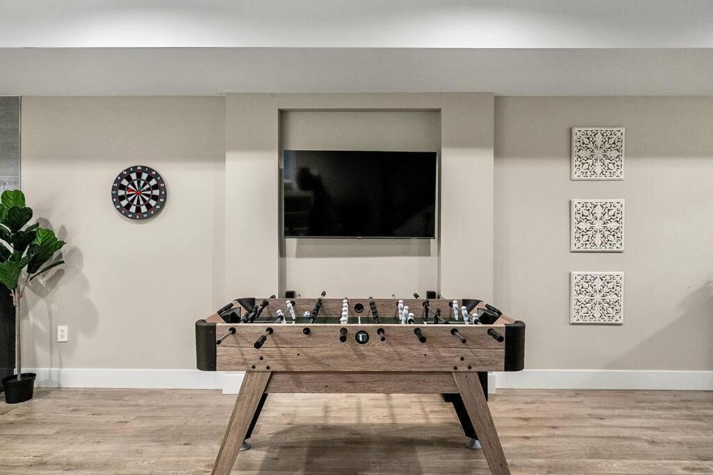 Luxury Cityscape Retreat With Hot Tub Holiday home Calgary