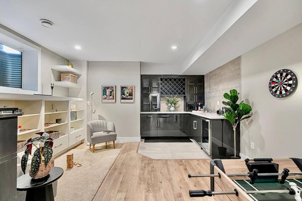 Luxury Cityscape Retreat With Hot Tub Calgary