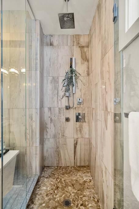 Holiday home Luxury Cityscape Retreat With Hot Tub *