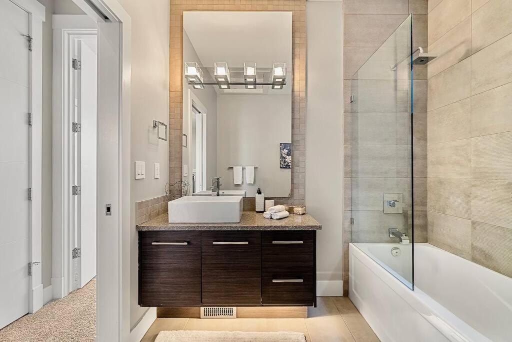 Luxury Cityscape Retreat With Hot Tub Holiday home Calgary